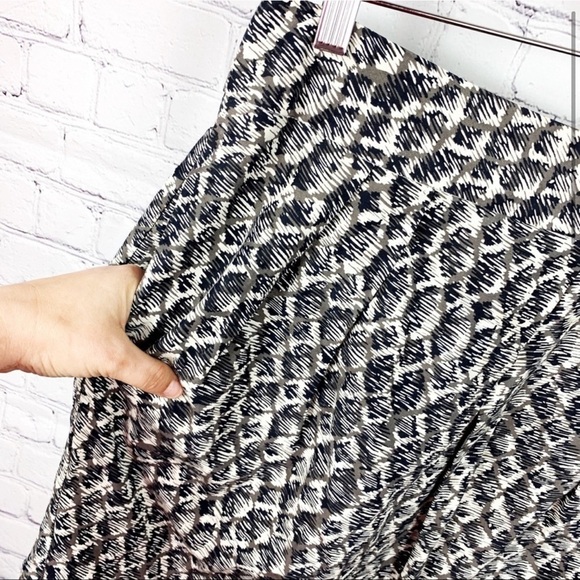 Banana Republic Gray & Navy Silk Blend Skirt - 10 - Picture 2 of 7